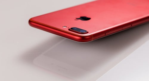 赤いボディのスマートフォンの写真