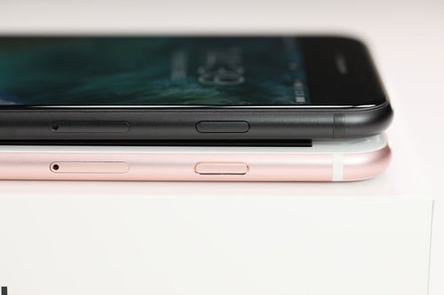 スマートフォンのSIMカードスロットの比較の写真