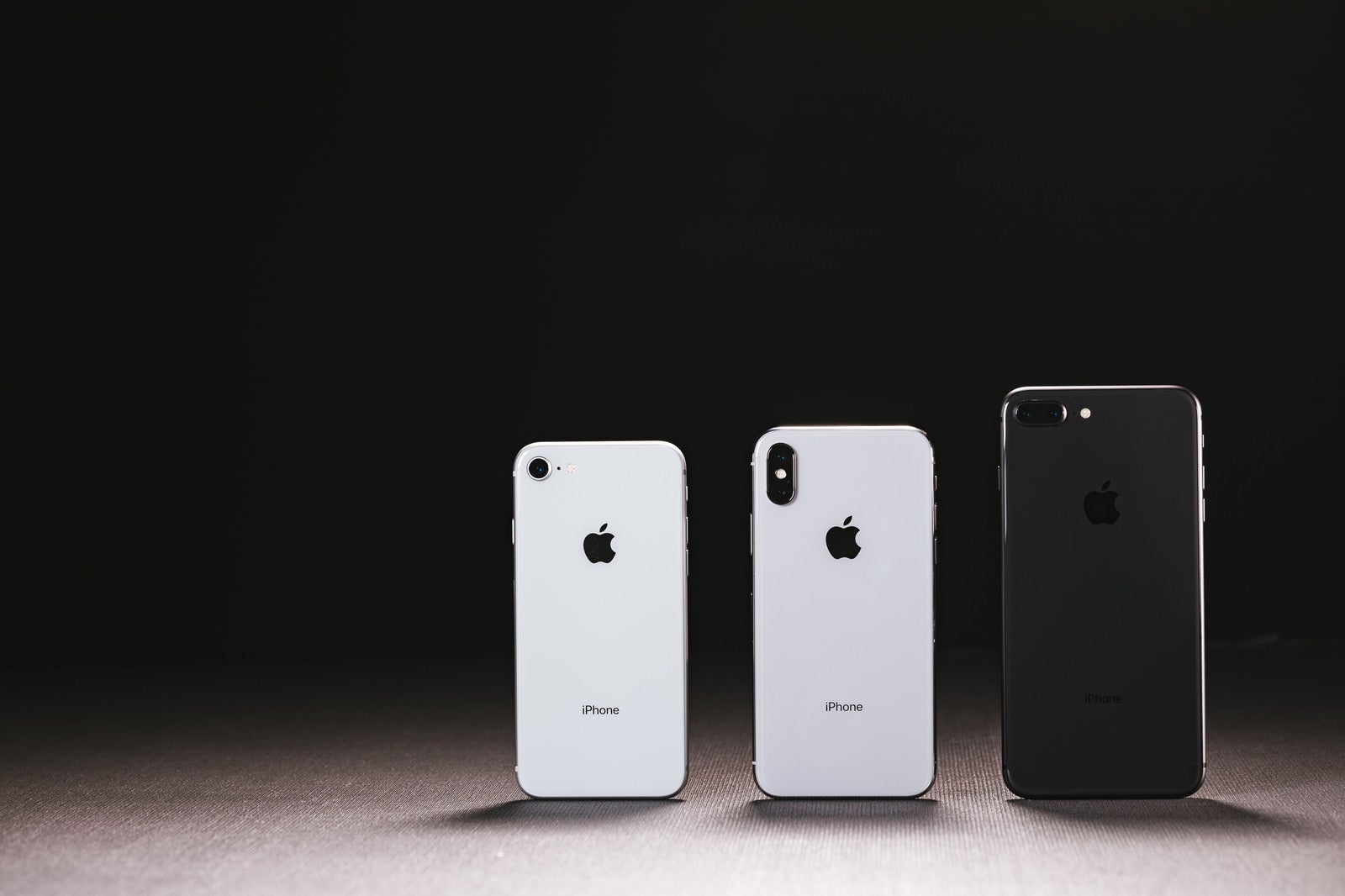 「iPhone X（テン）と iPhone 8 の外観」の写真