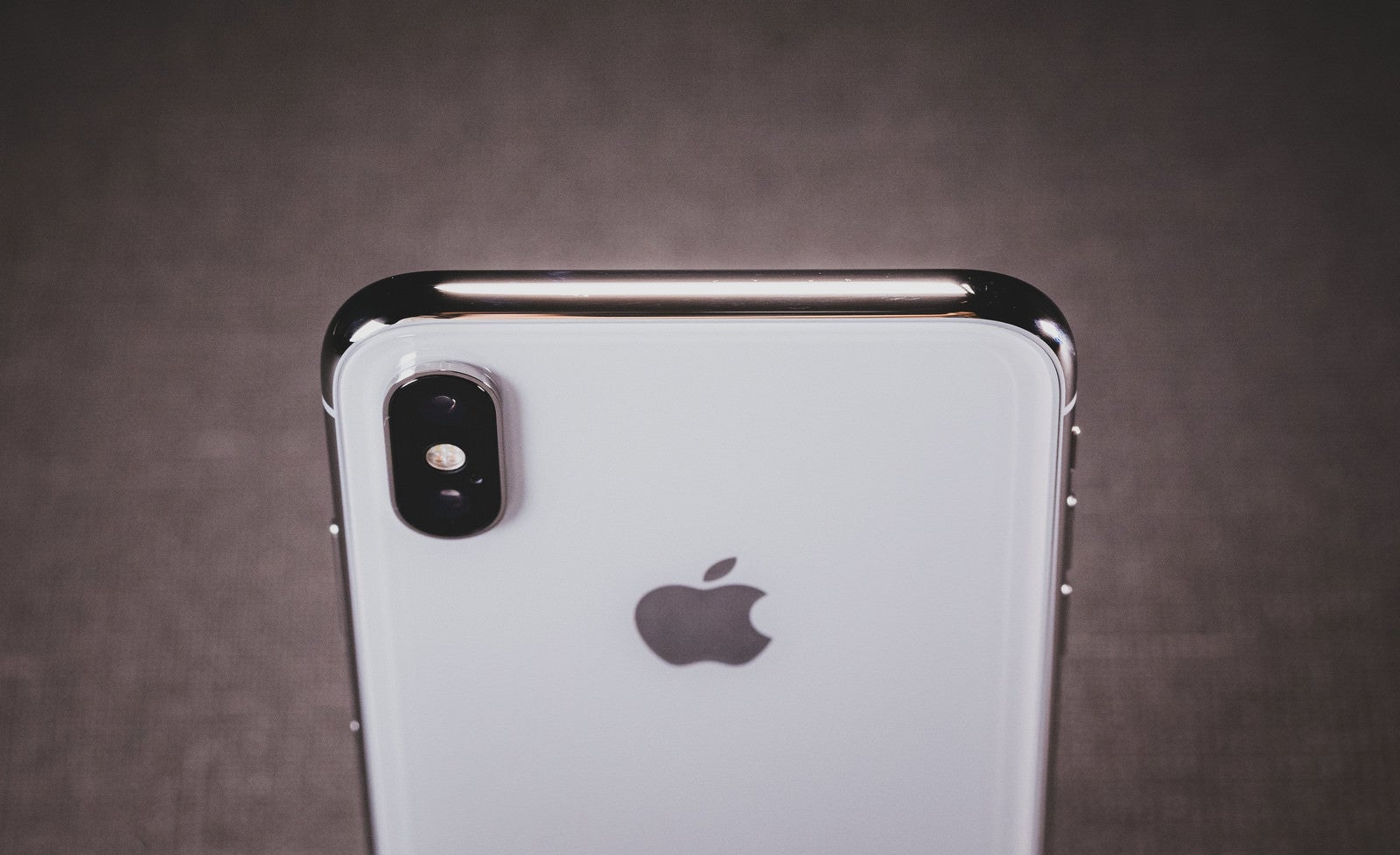 「iPhone X の美しい光沢があるステンレススチールのボディ」の写真