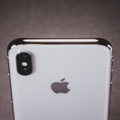 iPhone X の美しい光沢があるステンレススチールのボディの写真