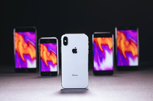 iPhone X の背面と待受設定した他の iPhoneの写真