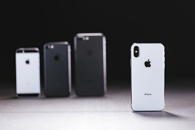 旧モデルの iPhone と最新の iPhone X を並べるの写真