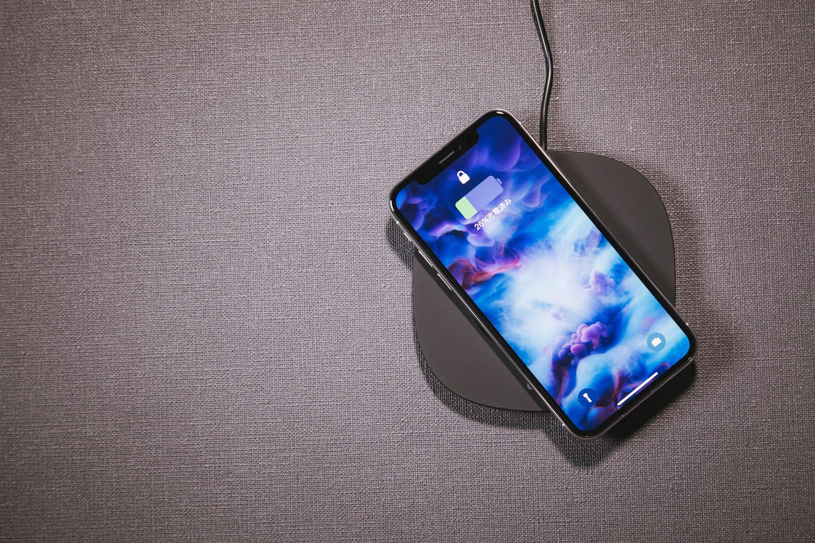 「iPhone X をワイヤレス充電する」の写真