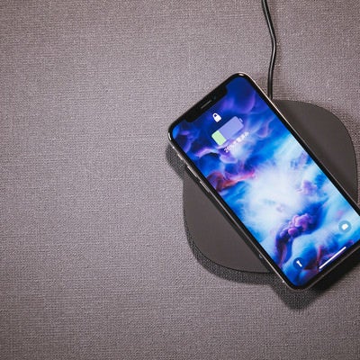 iPhone X をワイヤレス充電するの写真