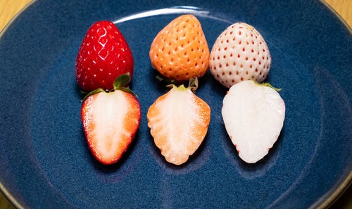 皿に並べられた三種の苺と断面の写真