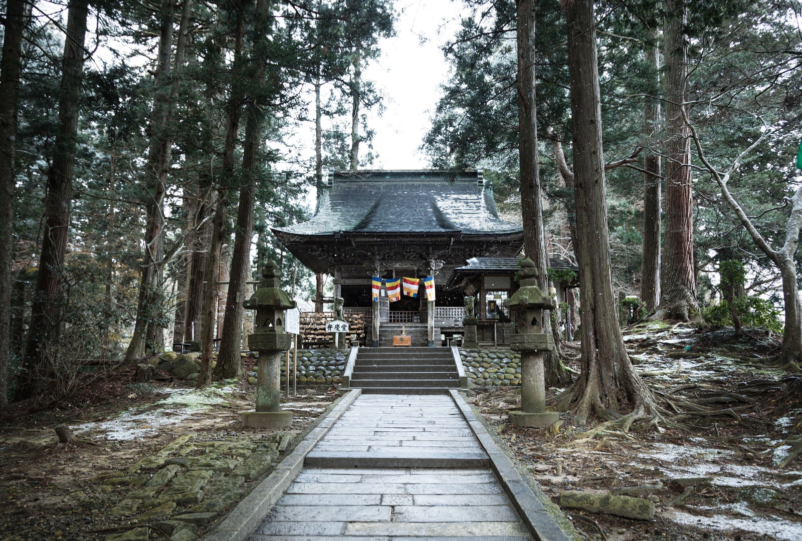 「雪が舞う平泉中尊寺 弁慶堂」の写真