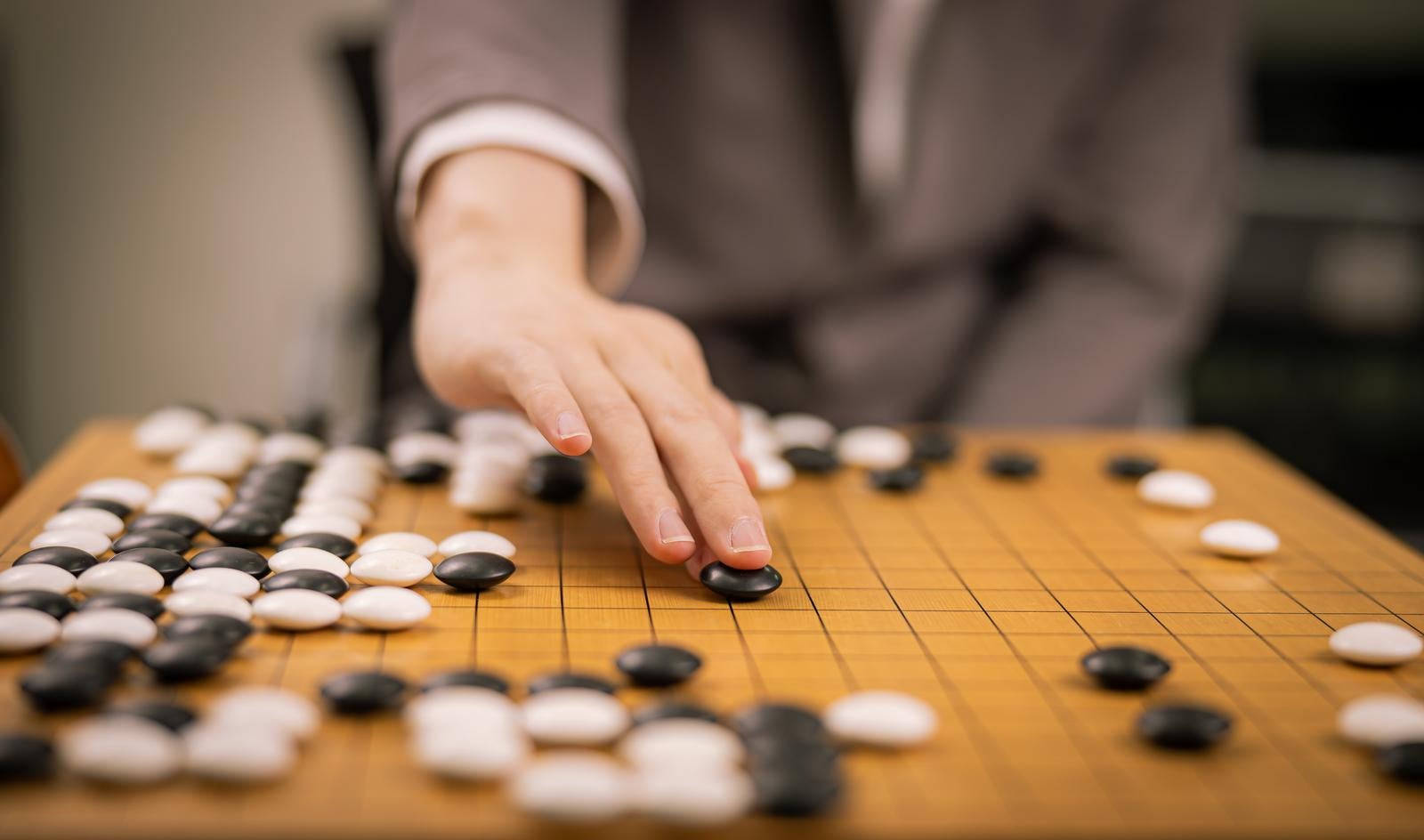 「黒石を打つ瞬間（プロ棋士の手元）」の写真