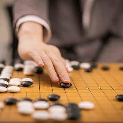 黒石を打つ瞬間（プロ棋士の手元）の写真