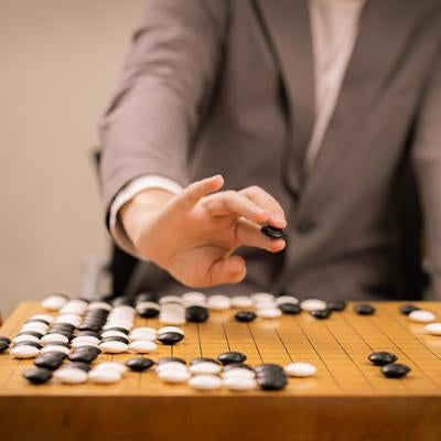 黒石を打つ瞬間（プロ棋士の手元）の写真