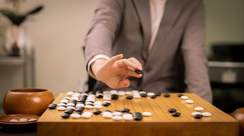 黒石を打つ瞬間（プロ棋士の手元）の写真