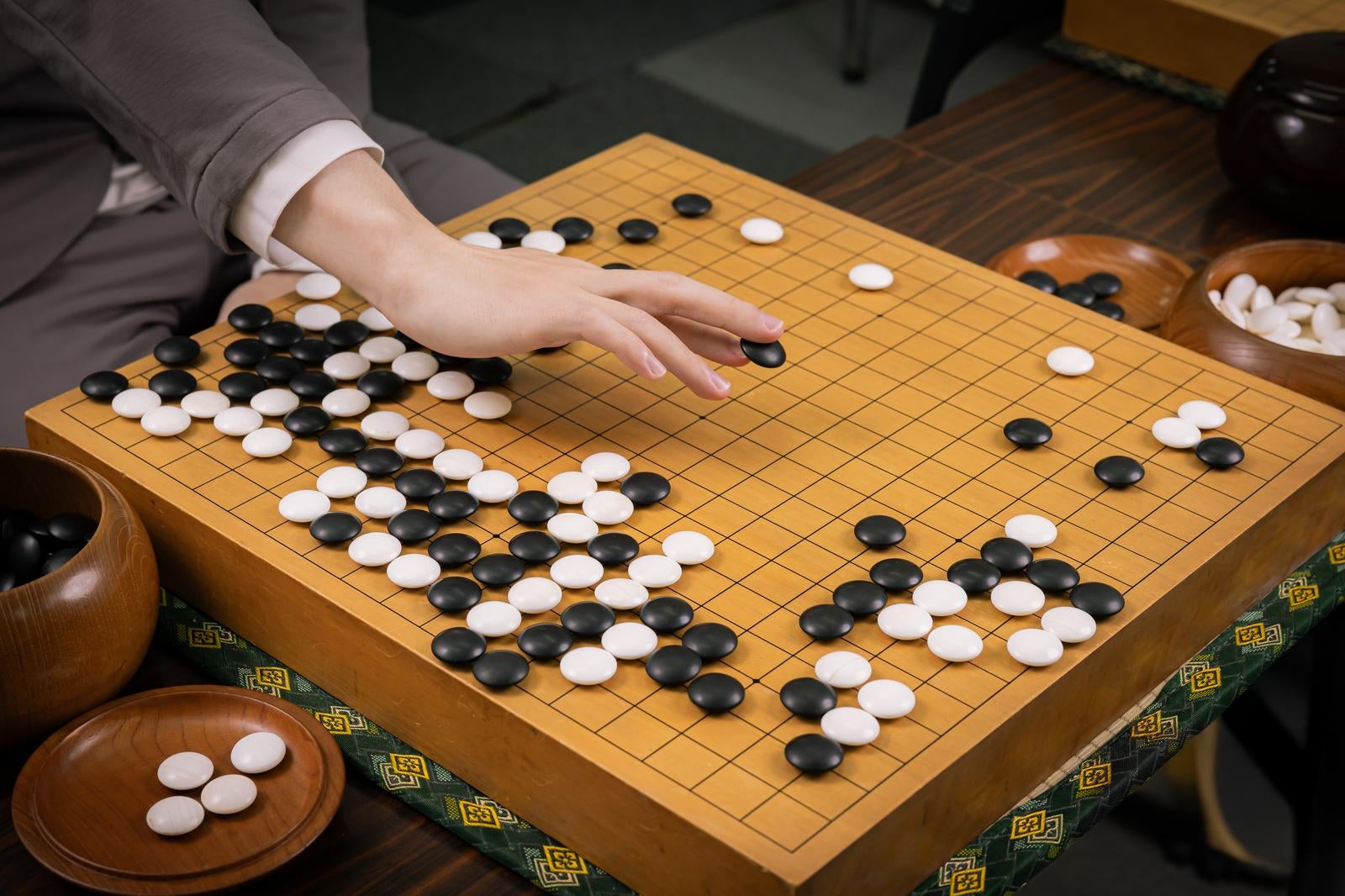 「歴史的一手を打つプロ棋士 - 耳赤の局面の再現シーン」の写真