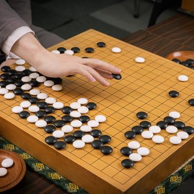 歴史的一手を打つプロ棋士 - 耳赤の局面の再現シーンの写真