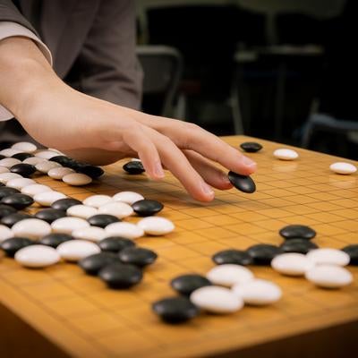 名局・耳赤の一手を再現するプロ棋士の手元と盤面の写真