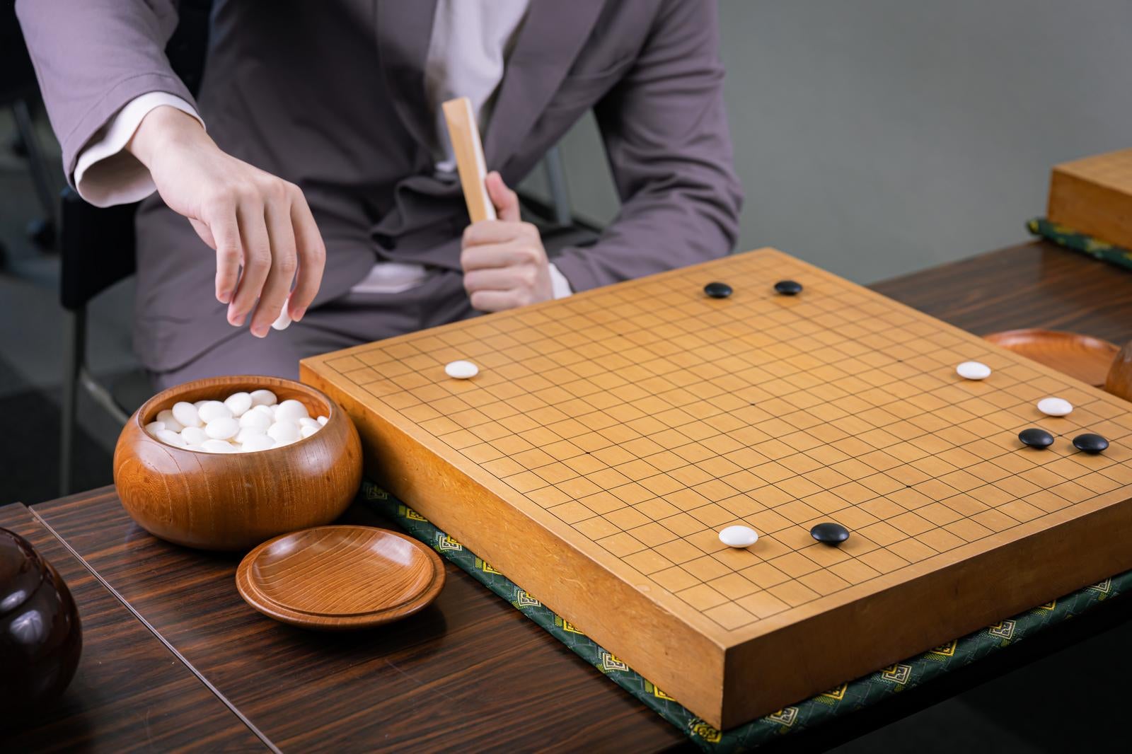 「本因坊秀策が残したコスミの形を打つプロ棋士」の写真