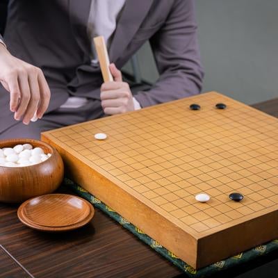 本因坊秀策が残したコスミの形を打つプロ棋士の写真