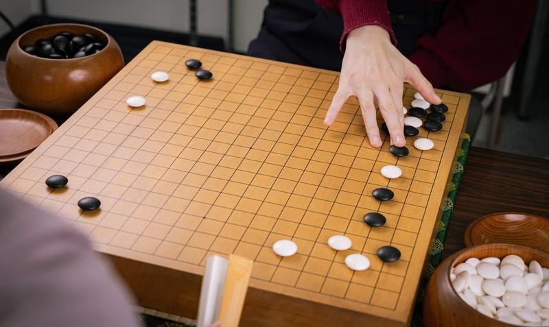 ノゾキの圧力をはねのける、棋士の冷静な一手の写真