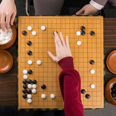 広い空間への転戦で示される棋士の大局観シーン（補足：大局観は囲碁から生まれた言葉と言われています。）の写真