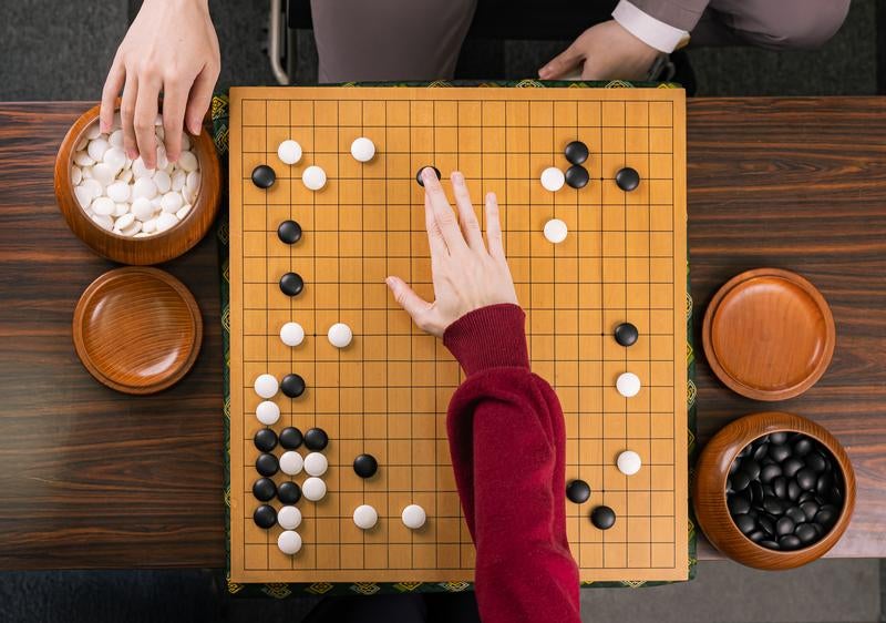 広い空間への転戦で示される棋士の大局観シーン（補足：大局観は囲碁から生まれた言葉と言われています。）の写真