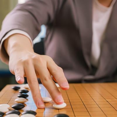 打ち下ろしの直後（プロ棋士が白石を打つ瞬間）の写真