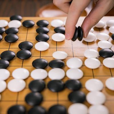 プロ棋士が複数個の石を一気に取るの写真