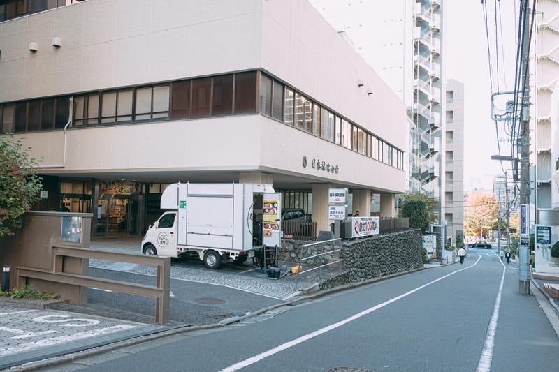 囲碁の歴史が息づく囲碁の総本山「日本棋院」前の帯坂の道の写真