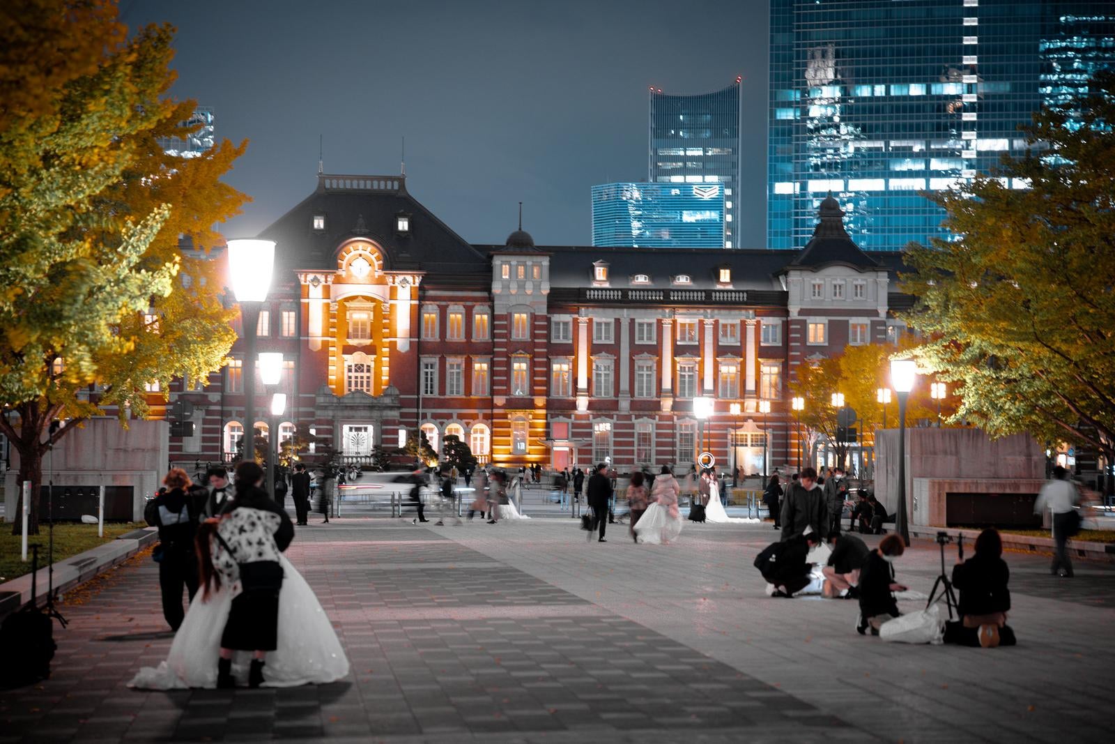 「11月22日（いい夫婦の日）の東京駅前のウエディング撮影」の写真