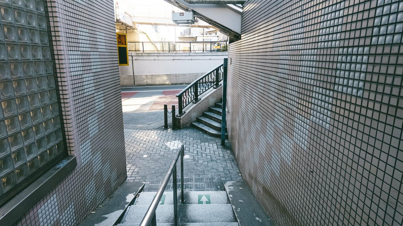 「 南池袋のびっくりガードへ降りる歩道階段」の写真