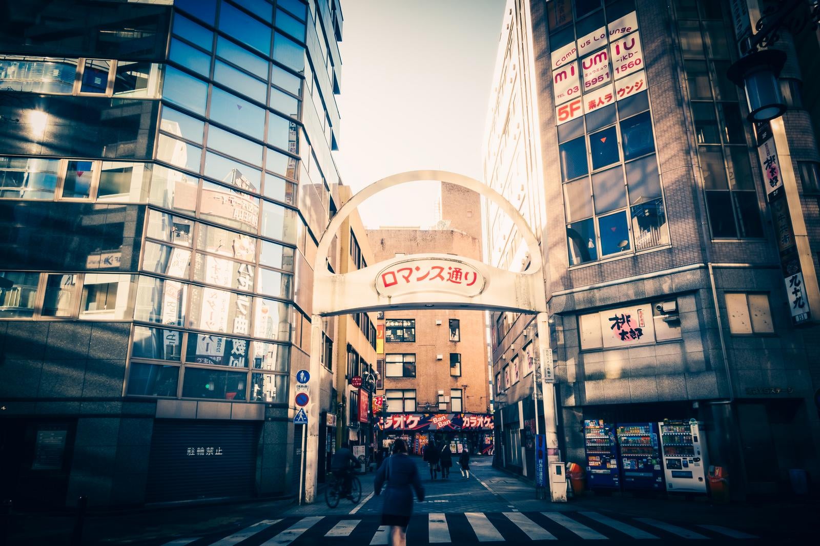 「池袋繁華街のロマンス通り」の写真