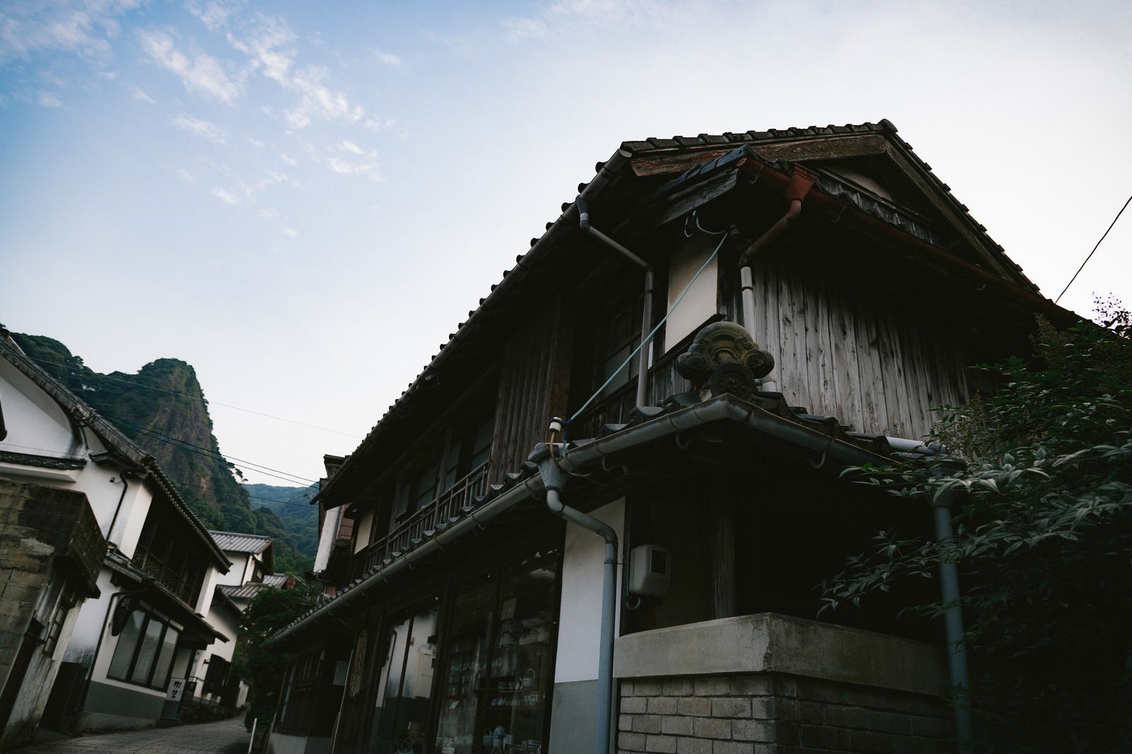 「古き建物が立ち並ぶ大川内山（佐賀県伊万里市）」の写真