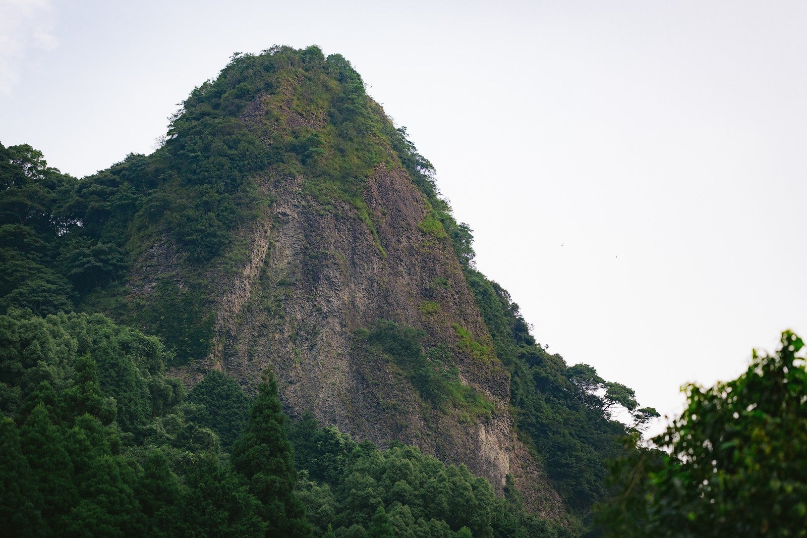 「山水画のような切り立つ山（伊万里市大川内山）」の写真
