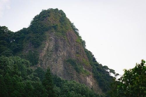 山水画のような切り立つ山（伊万里市大川内山）の写真