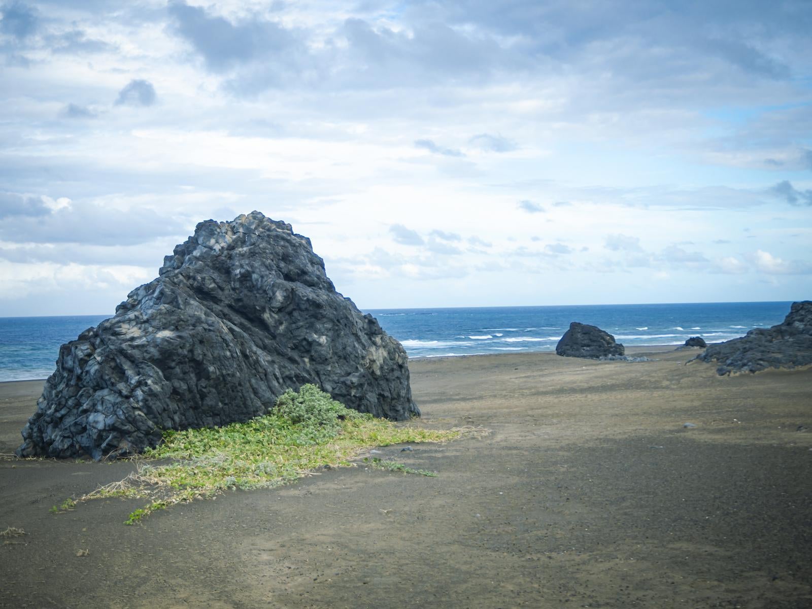 「西大佐戦死の碑から観た東海岸のごつごつした岩」の写真