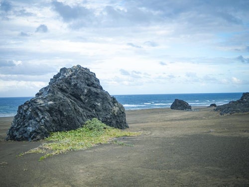 西大佐戦死の碑から観た東海岸のごつごつした岩の写真