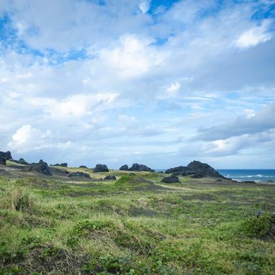 多くの岩が並ぶ西大佐戦死の碑から観た東海岸の写真