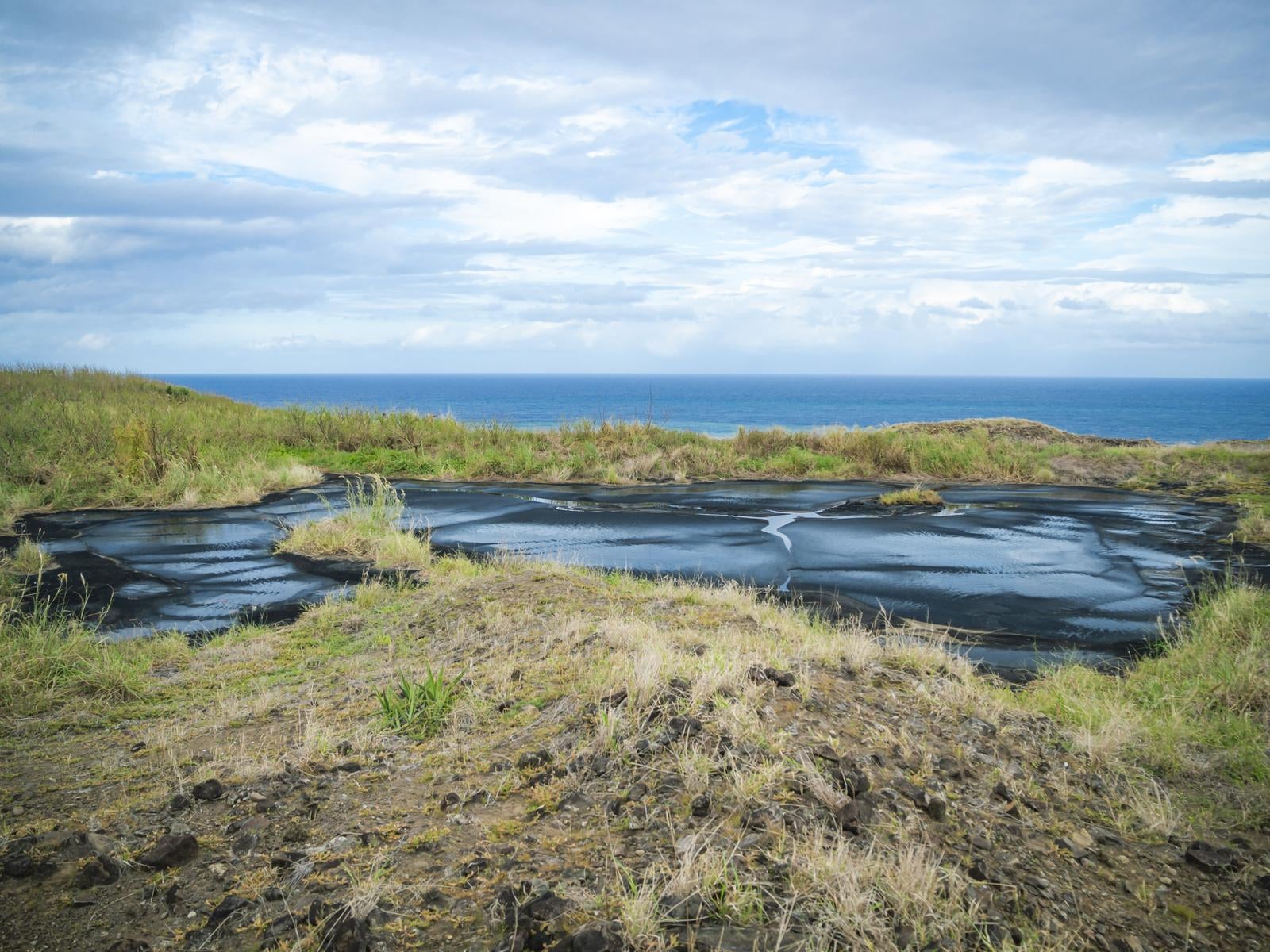 「米軍によって廃棄されたタールの池（硫黄島）」の写真
