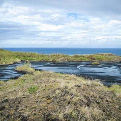 米軍によって廃棄されたタールの池（硫黄島）の写真