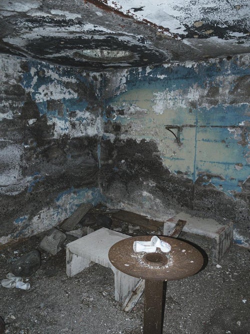 まだ塗料が所々に残る米軍IWOパブの壁（硫黄島）の写真