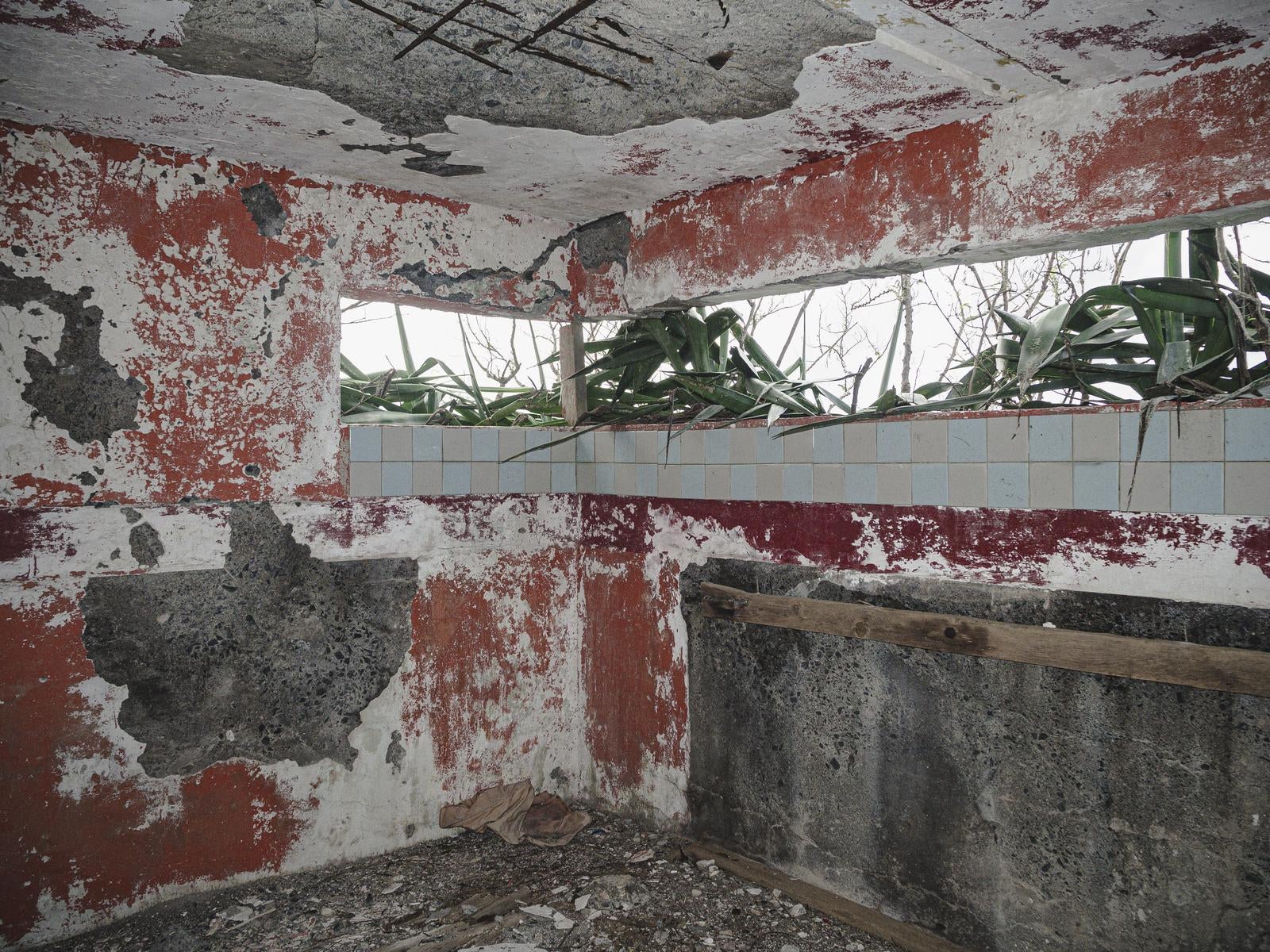「赤い塗料跡の米軍IWOパブの内部」の写真