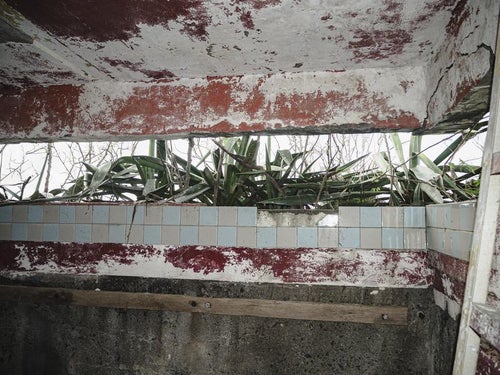 塗料やタイルの装飾が残る米軍IWOパブの壁の写真
