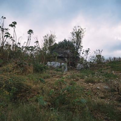 丘の上に残る海軍南地区砲台群の写真