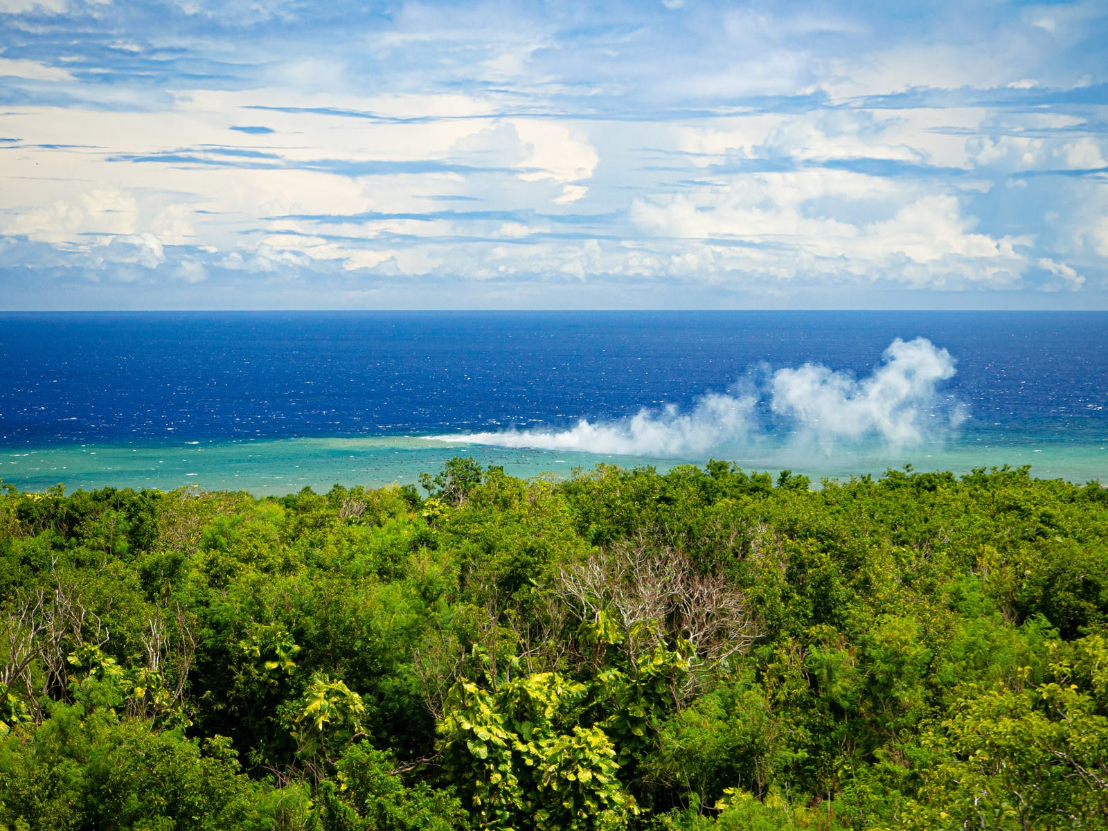 「翁浜沖の海底噴火による水蒸気が風に流される様子」の写真