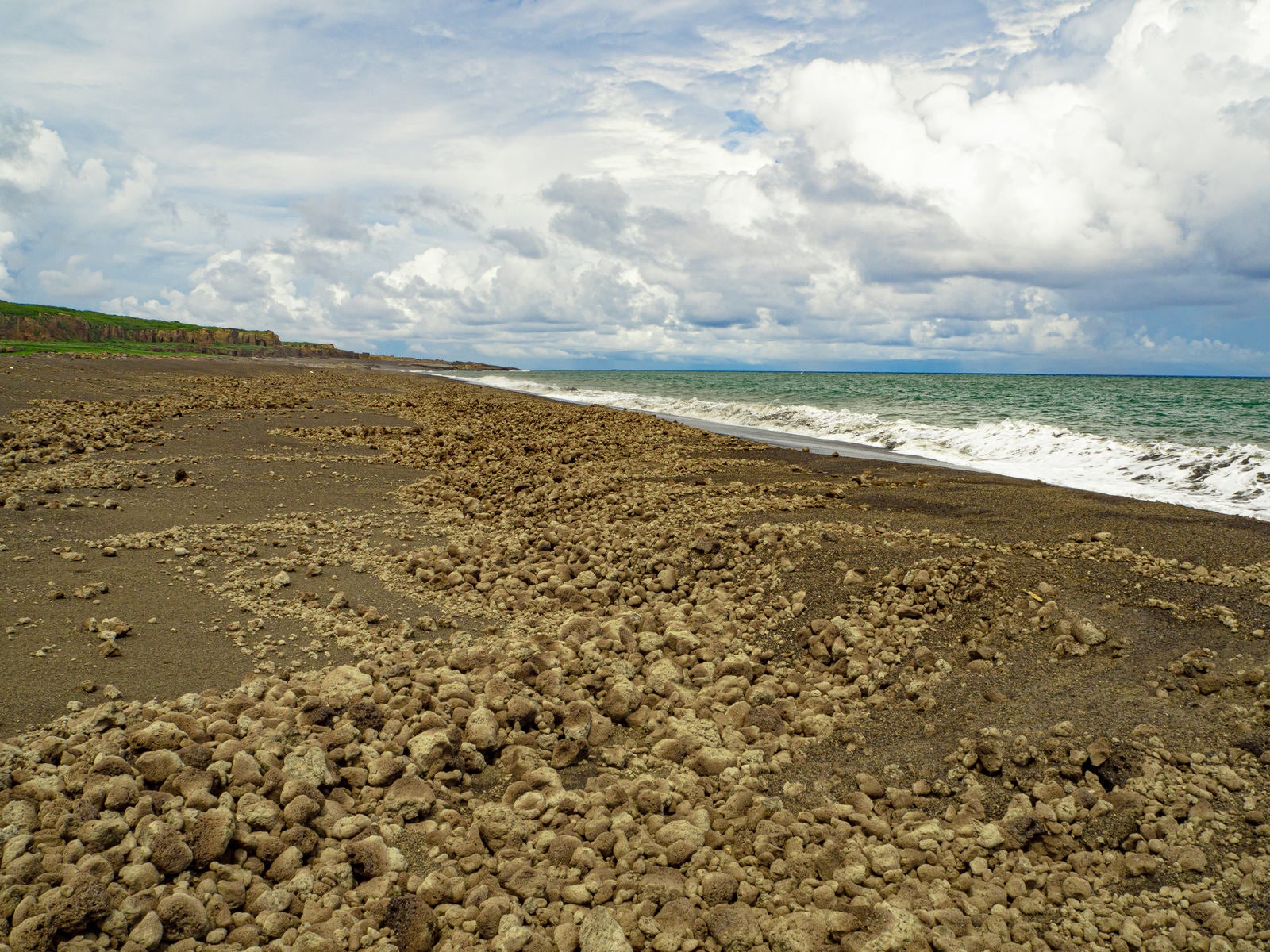 「1000年ぶりと言われるマグマ噴出をともなう噴火によって翁浜に無数に漂着した岩塊」の写真