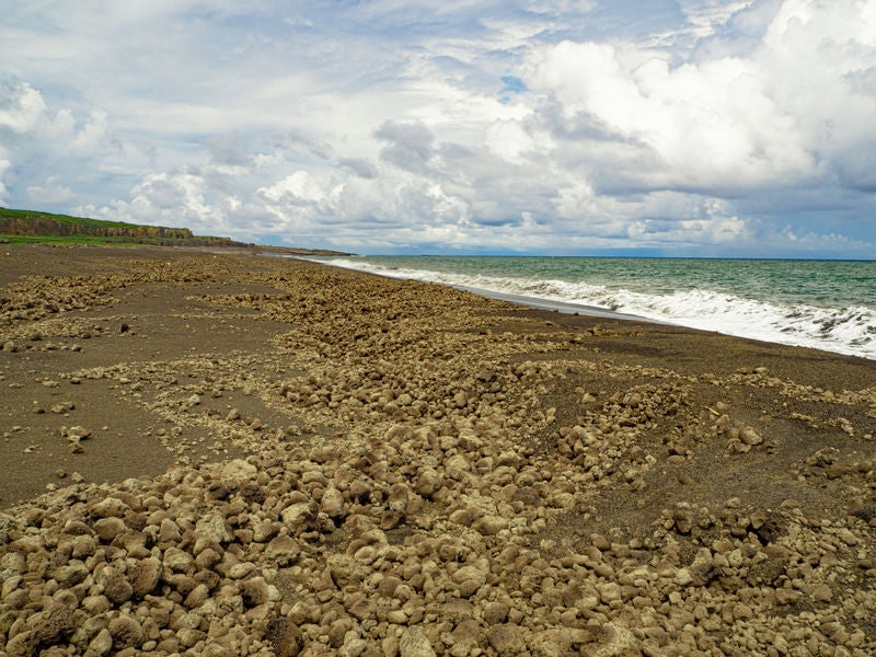 1000年ぶりと言われるマグマ噴出をともなう噴火によって翁浜に無数に漂着した岩塊の写真