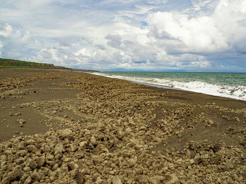1000年ぶりと言われるマグマ噴出をともなう噴火によって翁浜に無数に漂着した岩塊の写真