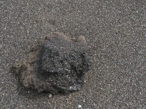 翁浜に打ち上げられた1000年ぶりに噴出したとされるマグマが急速に冷やされて固まった岩塊の写真