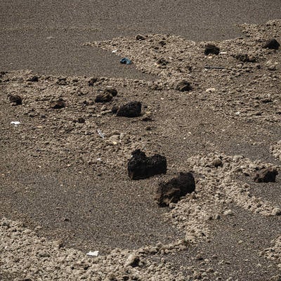 翁浜に漂着した軽石と岩塊の写真