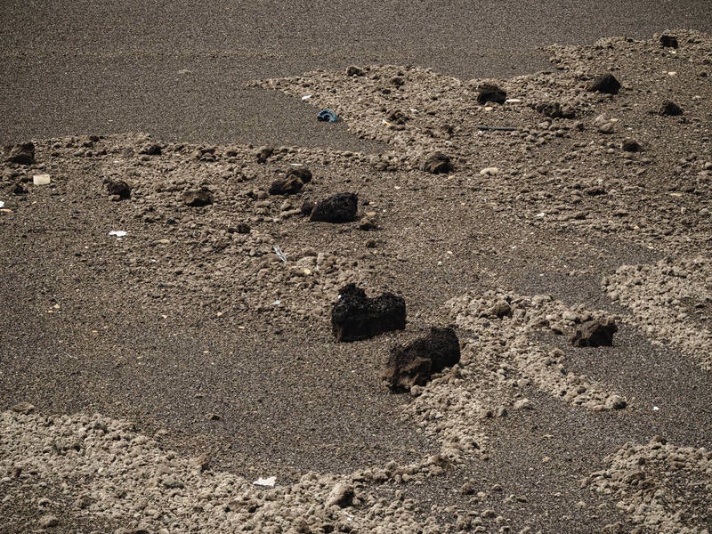 翁浜に漂着した軽石と岩塊