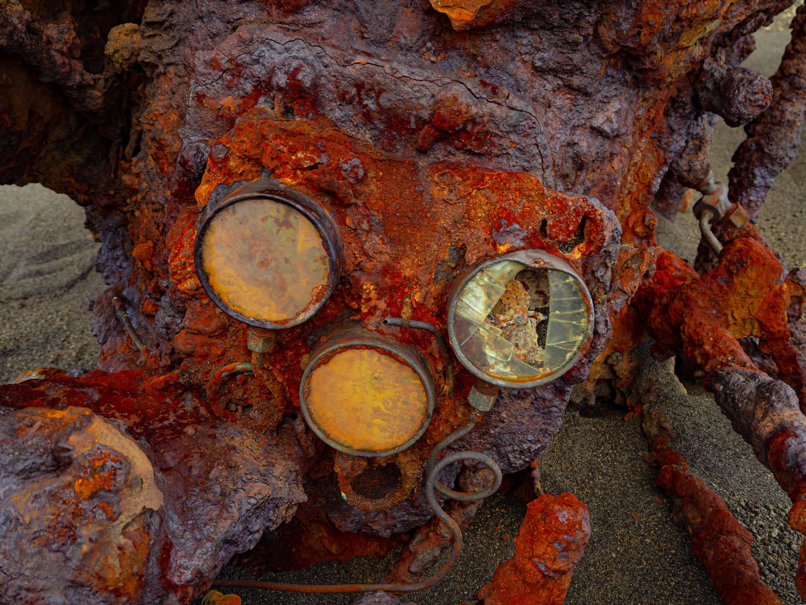 「翁浜の沈船のエンジン部に残る計器らしき物」の写真