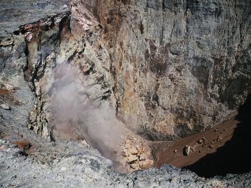 底から噴気が噴出している鶯地獄の様子の写真